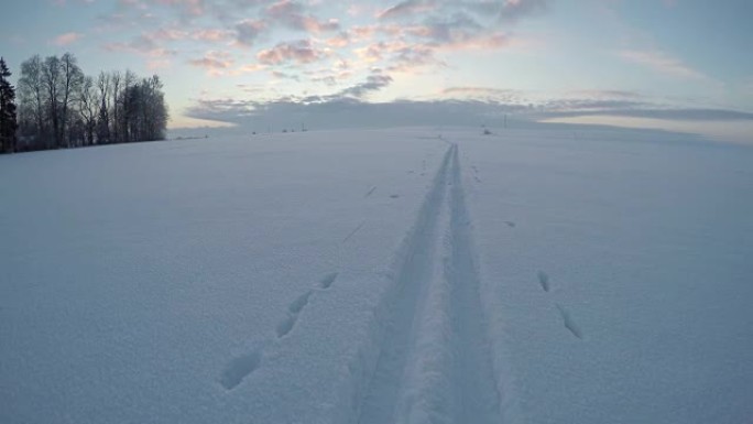 雪地上的滑雪道，时间流逝