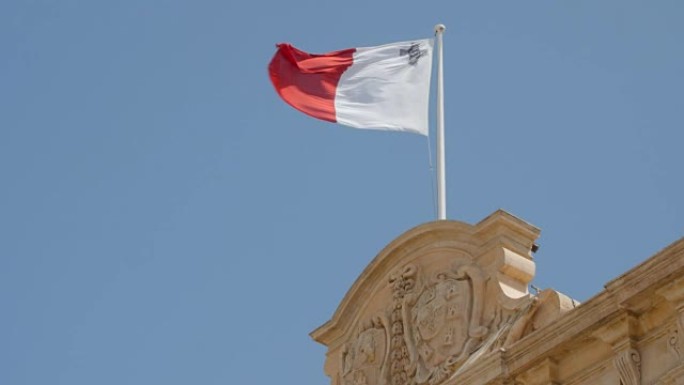 马耳他国旗在蓝天前飘扬在旗杆上。FullHD镜头