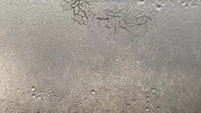 窗户上融化的霜