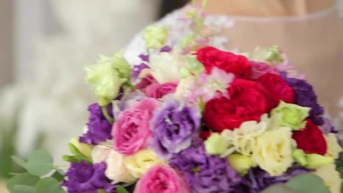 新娘的花束。新娘的结婚饰品。新娘用手触摸花瓣。