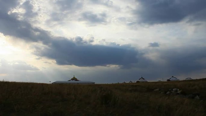秋季草原蒙古包