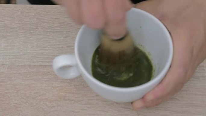 在咖啡馆里做抹茶