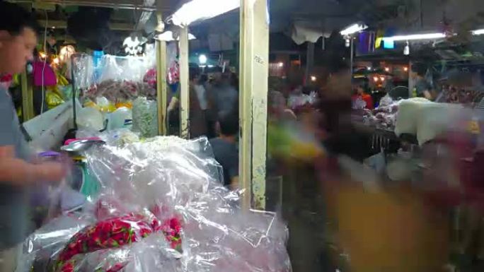 曼谷的延时花卉市场 (Pak Khlong Talat)。花卉商和贸易商正在销售，买家购物更多。这是