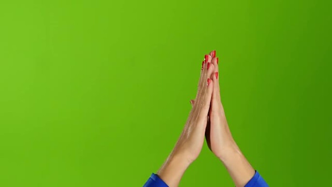 女性双手鼓掌伸直手腕。绿屏工作室