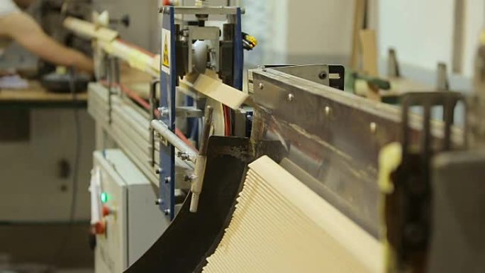 造纸厂的生产线
