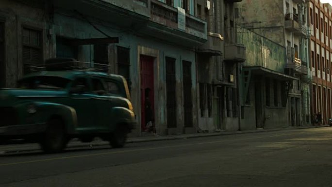 老式汽车在哈瓦那老街上行驶
