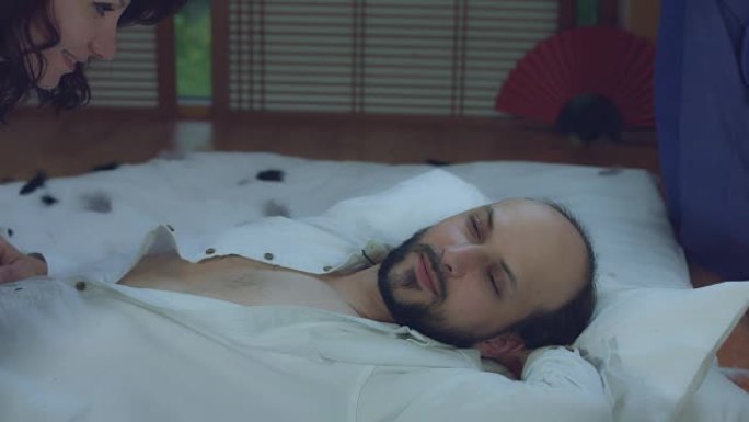 4k早上拍摄一对性感情侣在床上接吻和拥抱