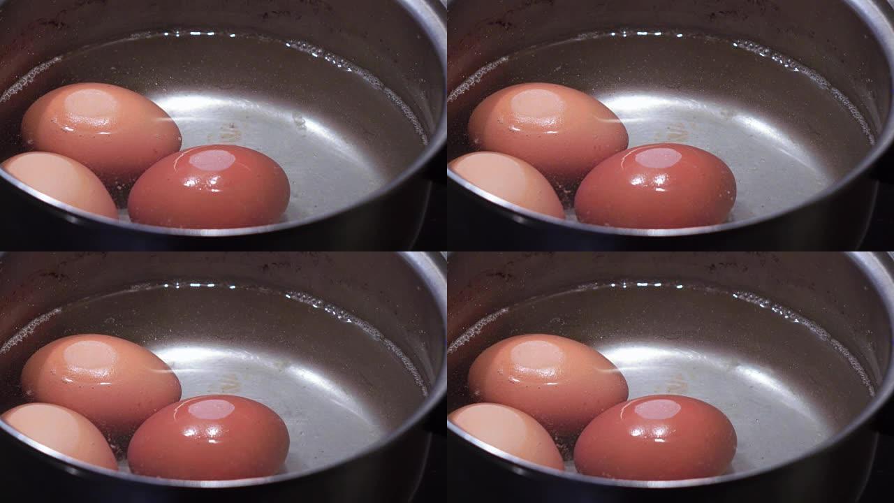 在平底锅里煮鸡蛋