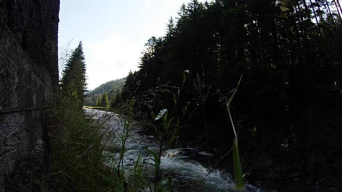 山区河流在一些石头结构附近流动