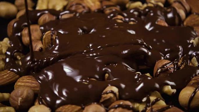 坚果的混合物大量倒入巧克力。高速