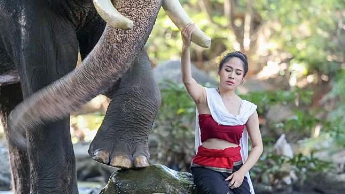 清迈克里克有大象的亚洲妇女。