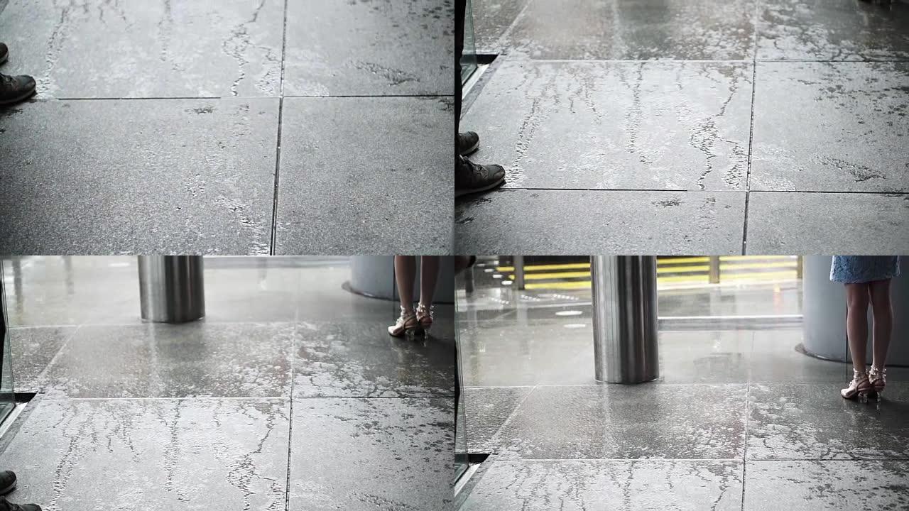 商业大厦潮湿的地板和人们站在等待雨停止抽象的希望在危机