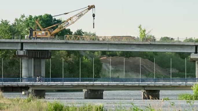 河上桥梁的重建。