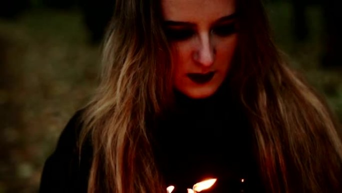森林里有一本书和蜡烛的女巫