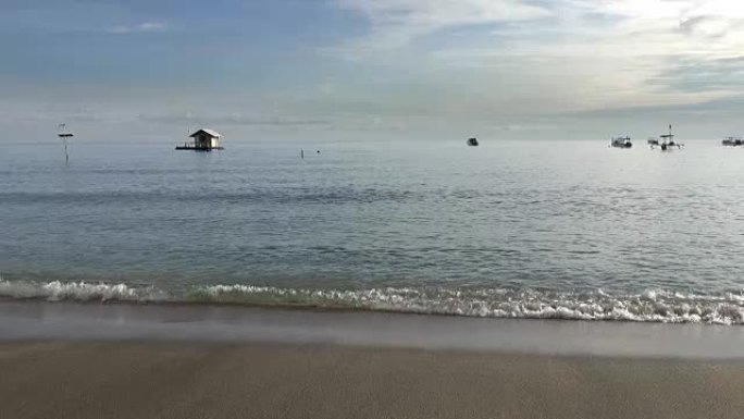 清晨，温暖的海浪在沙滩上奔跑，巴厘岛