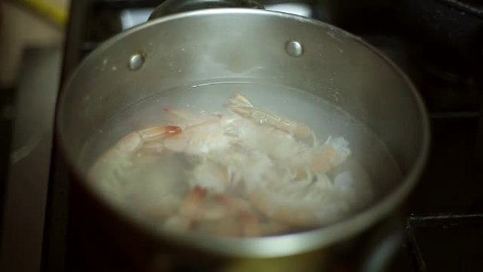在平底锅里烧开水，倒对虾