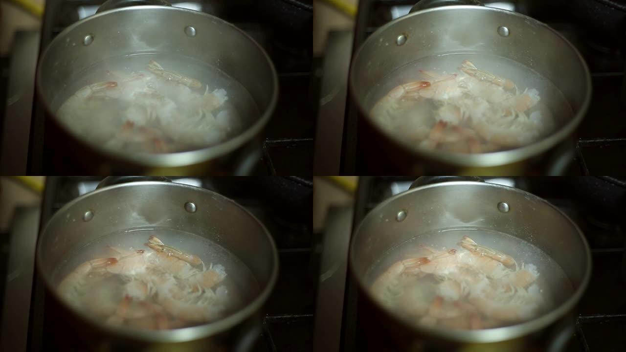 在平底锅里烧开水，倒对虾