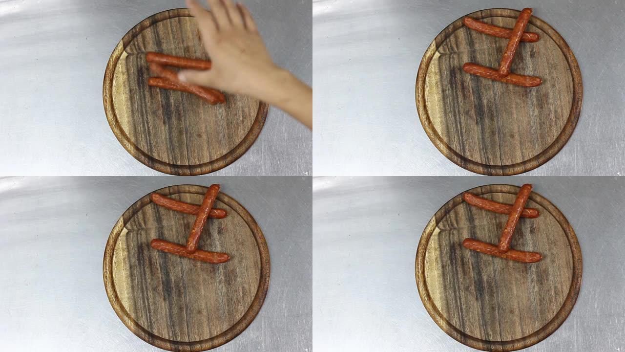厨师把香肠扔在木制圆板上。顶视图