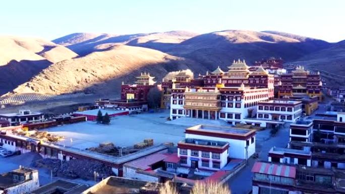 早晨西藏理塘寺的鸟瞰图