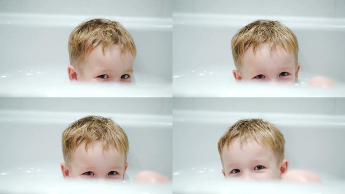 洗澡时微笑的小男孩