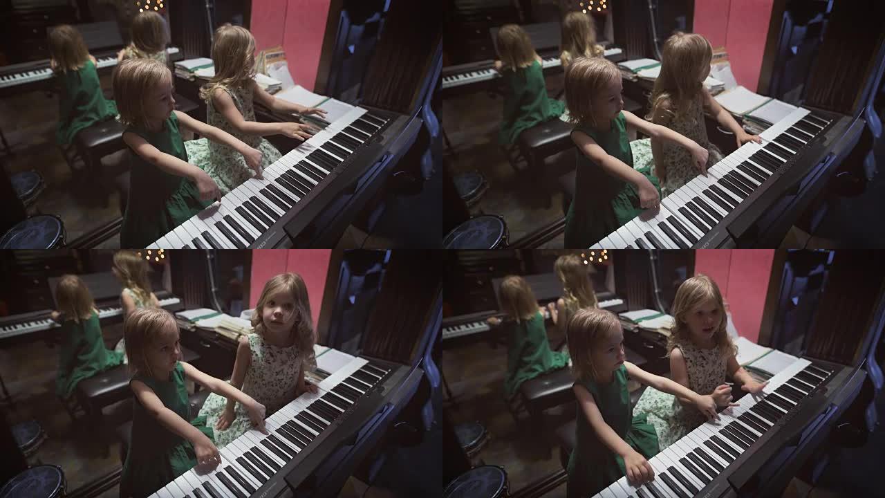 两个漂亮的小女孩在一个房间里弹钢琴