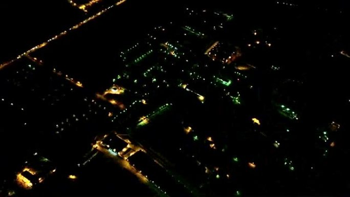 夜间降落飞机降落前的城市灯光