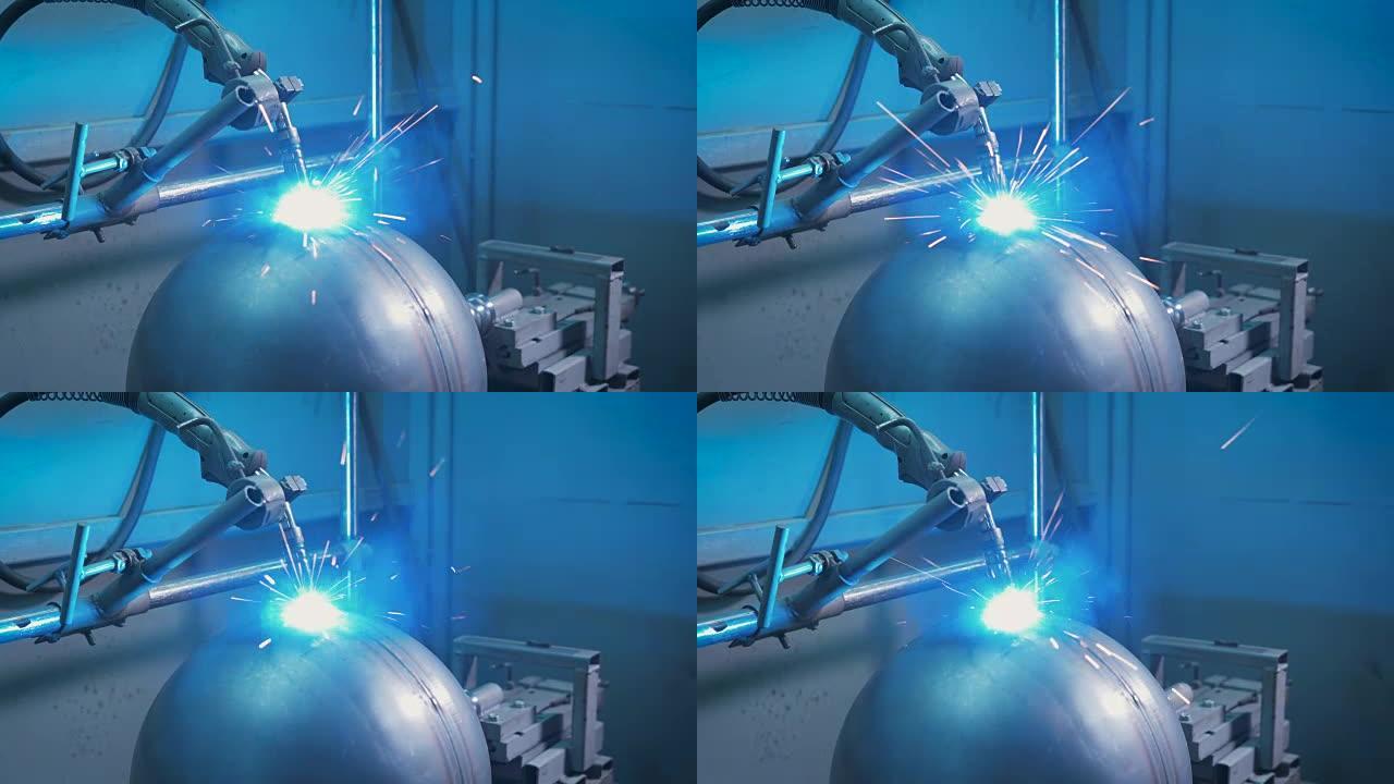 弧焊机在生产中工作。来自放电的火花出现并向不同方向散射。明亮的蓝光