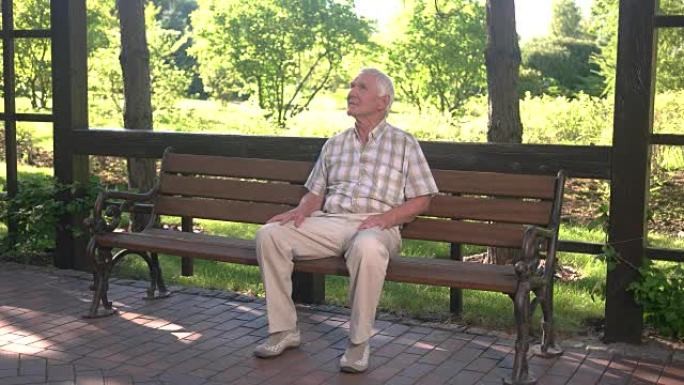 老人坐在长凳上。