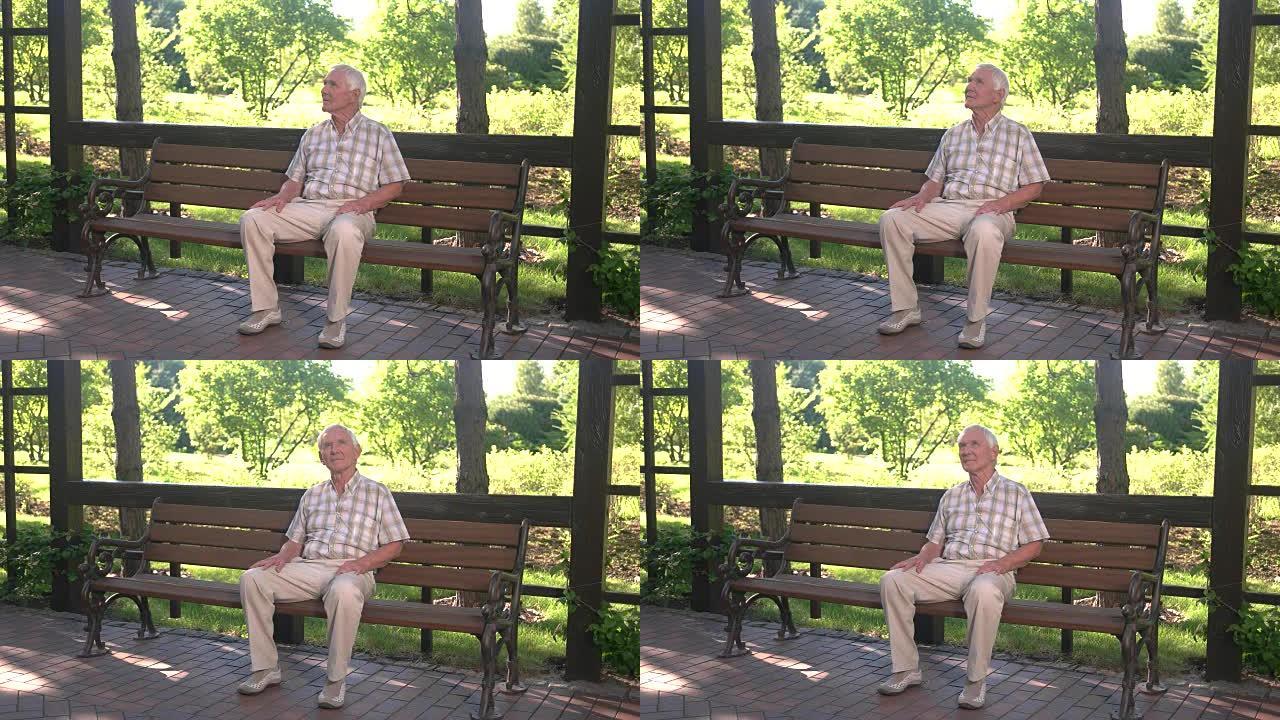 老人坐在长凳上。