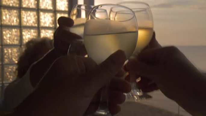 家人在希腊Perea市庆祝他们的白葡萄酒杯