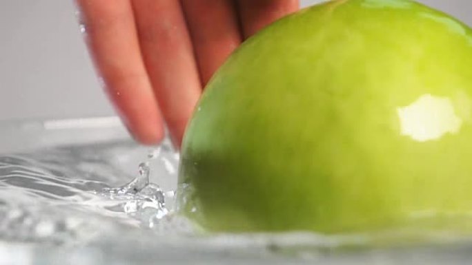 新鲜苹果倒入水中