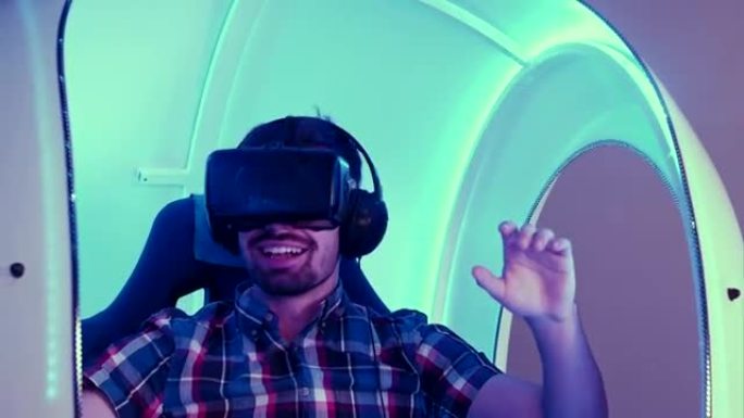快乐的年轻人在3D虚拟现实模拟器中玩电子游戏