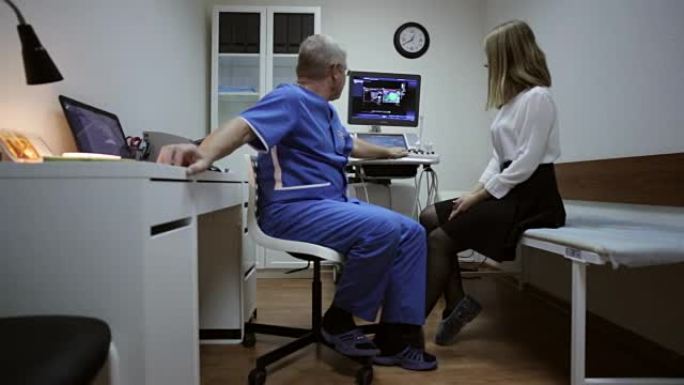 医生和病人在超声诊断室交谈