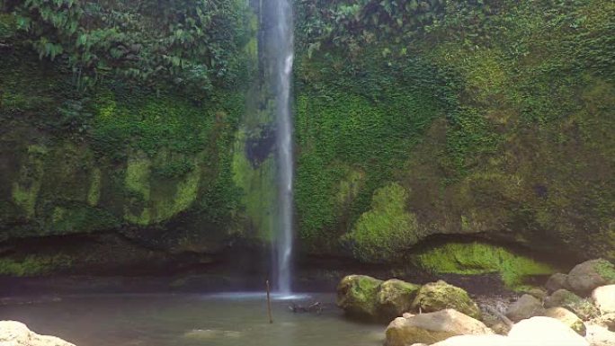 苏拉威州美丽的Tomohon南瀑布