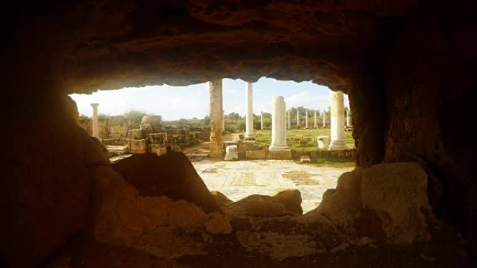 透过被毁的墙壁白色柱子古董镇萨拉米东塞浦路斯