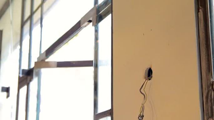 从新墙上的插座伸出的裸露电线