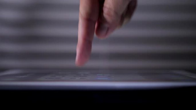 个人资料特写镜头有人按下触摸屏平板电脑上的按钮