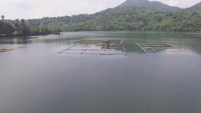 水产养殖利用Mojicap湖的潜力来维持湖泊居民的生计。建在湖中的棚户区和竹子结构。无人机航拍