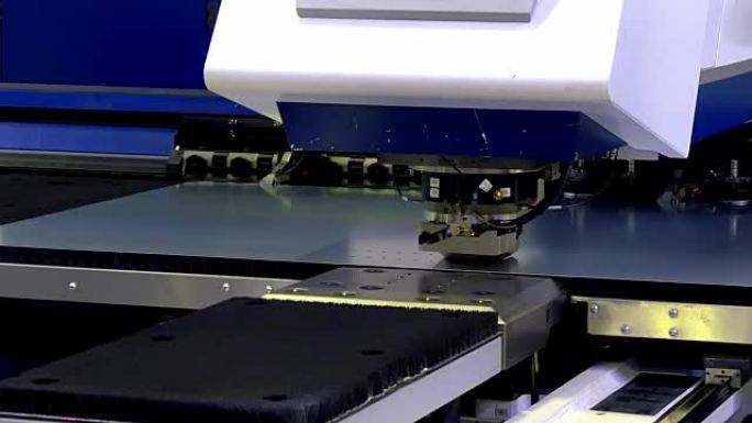 工业数控机床上金属板的切割孔穿孔冲压。