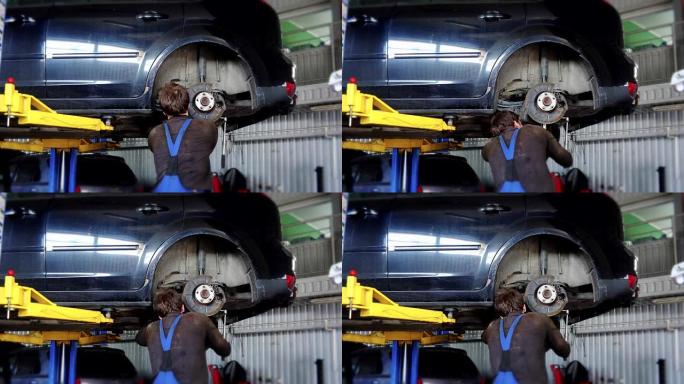 维修车库的人修理汽车制动系统。