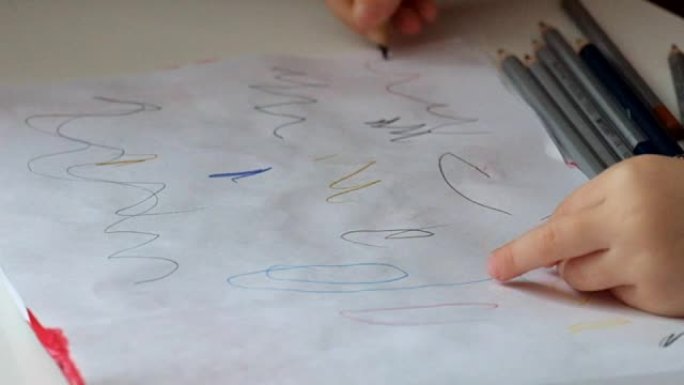 孩子的手在床单上画五彩的涂鸦