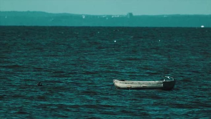 木船在海水中摇曳