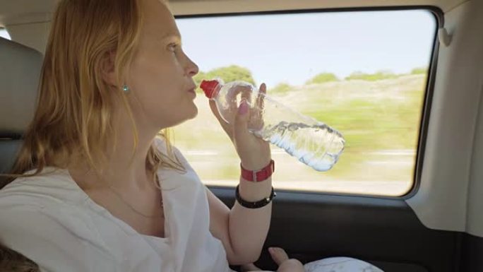 妇女在车内哺乳期间喝水