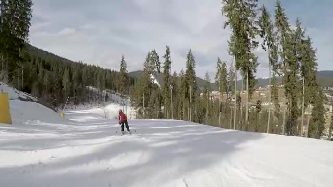 滑雪者在斜坡上滑雪