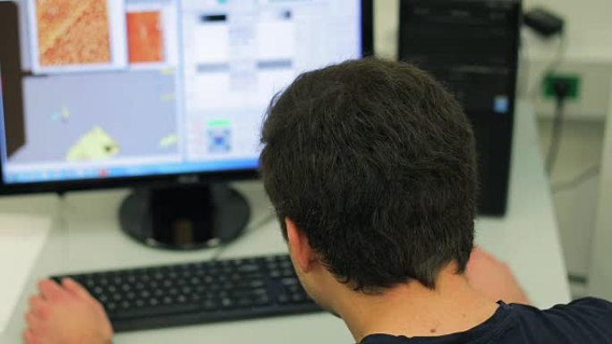 在实验室中使用计算机的年轻研究人员