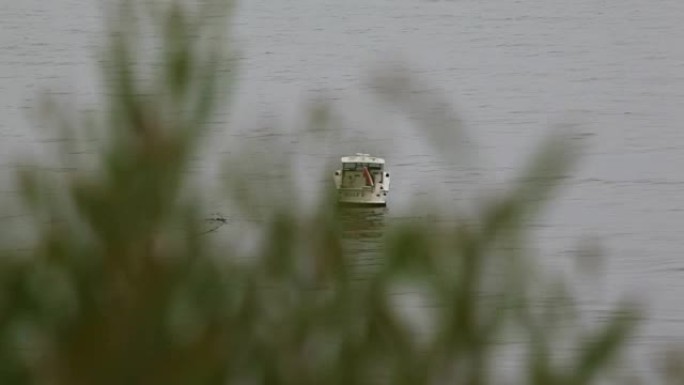 潜水船漂浮在海洋中