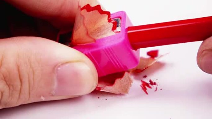 红色卷笔刀和红色木制彩色铅笔，带有一些异味