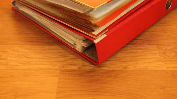 红色文件夹，办公桌上的环形活页夹，全高清