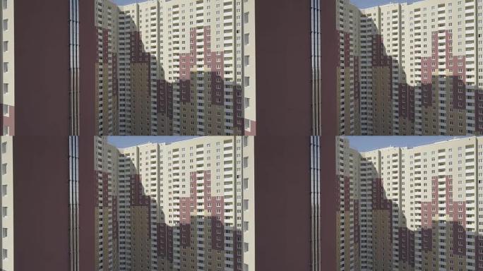 鸟瞰图。城市中一座新的高层公寓楼。在房屋管道的墙上进行绘图