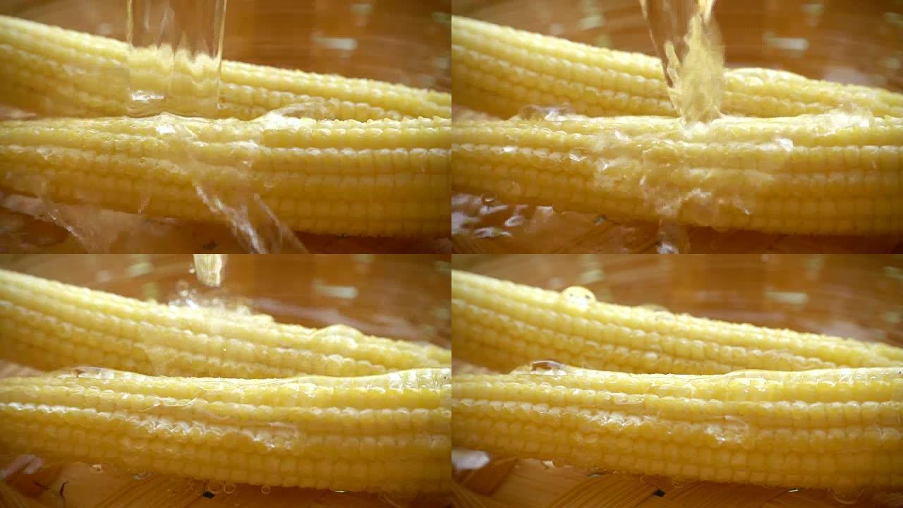 慢动作将水倒入生的玉米芯中